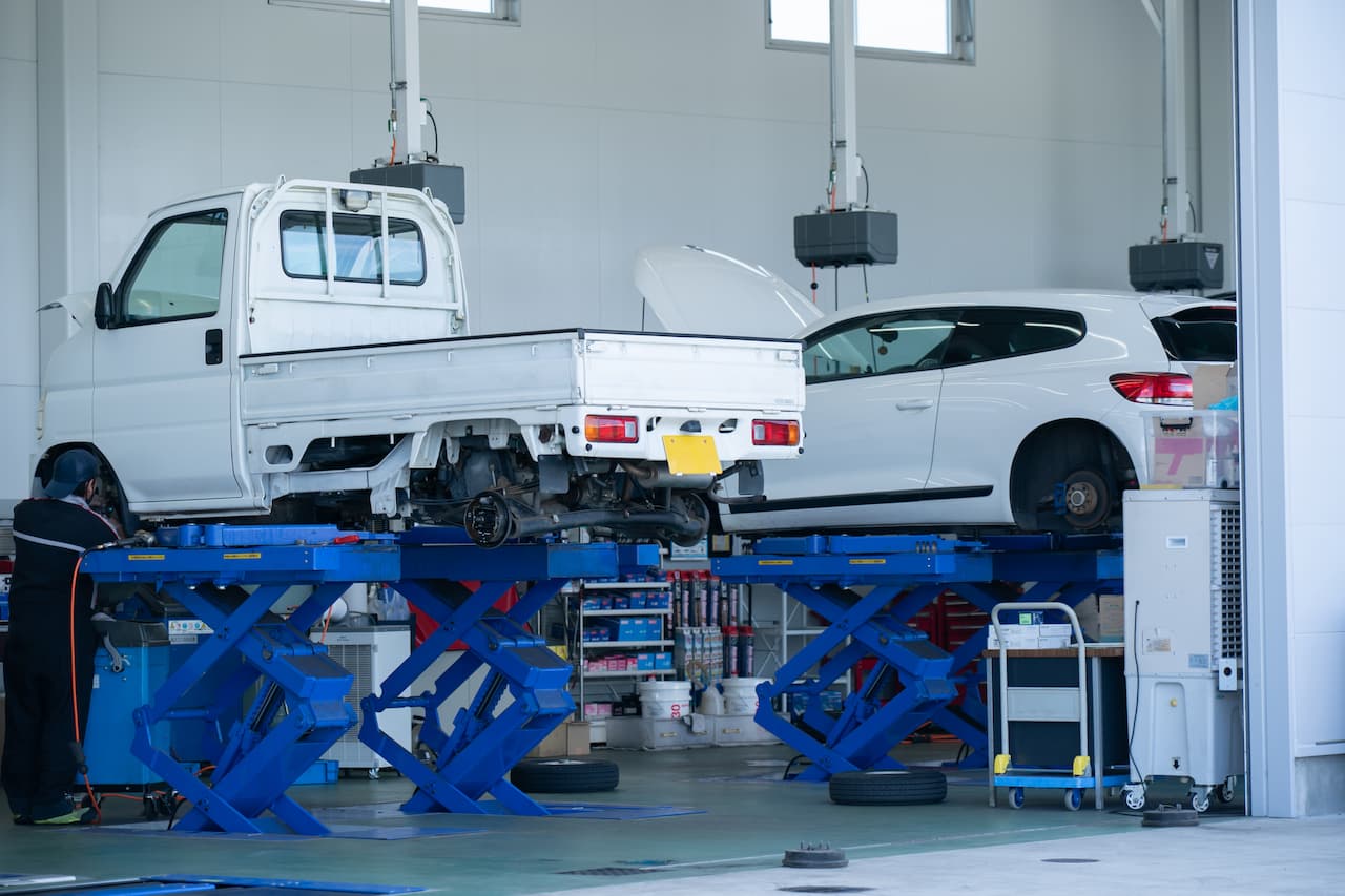 車両がリフトアップされている整備工場の様子