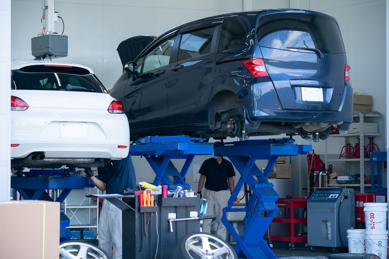 車両がリフトアップされている整備工場の様子