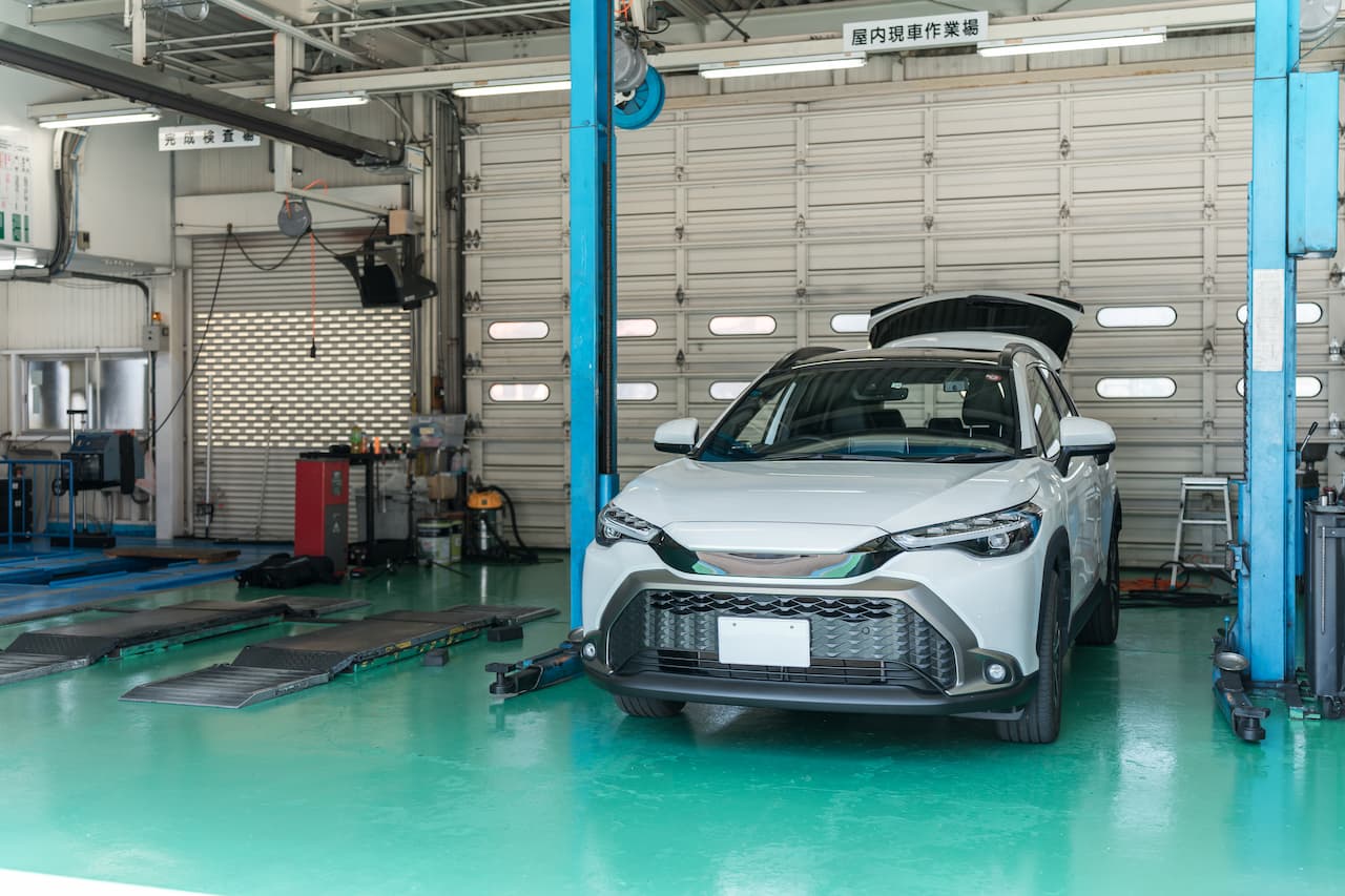 整備工場内で車両の点検をしている様子