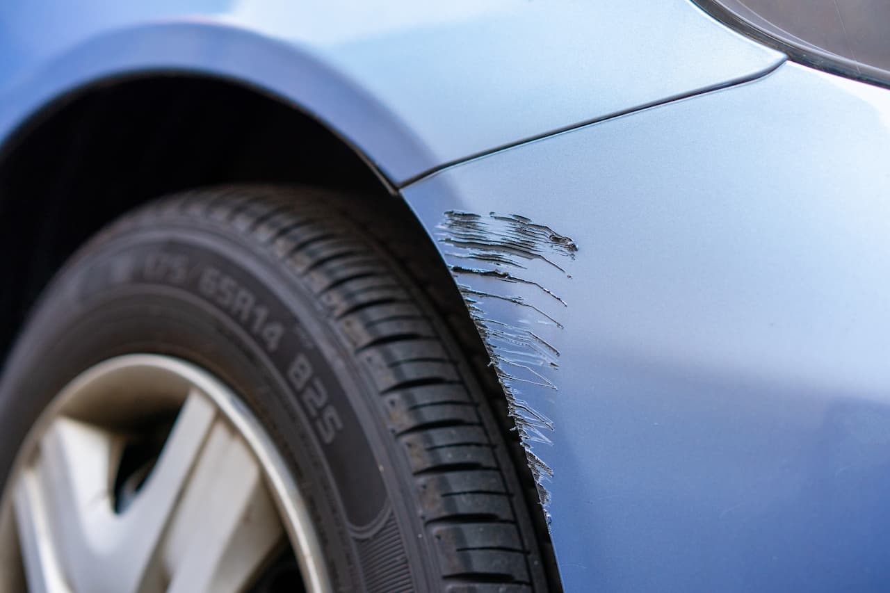 青い車に擦り傷