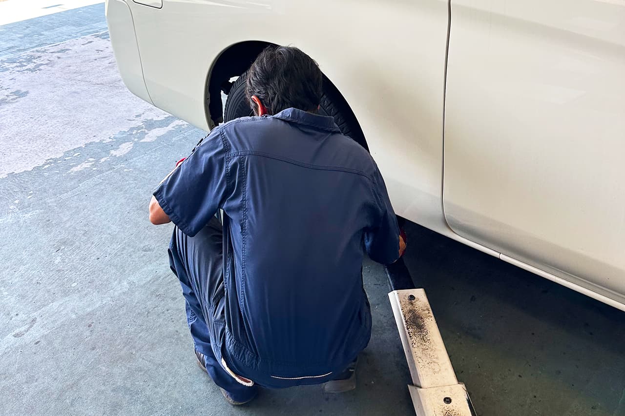 スタッフがタイヤの点検をしている様子