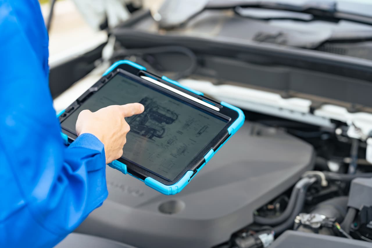 スタッフがタブレット点検をしている様子