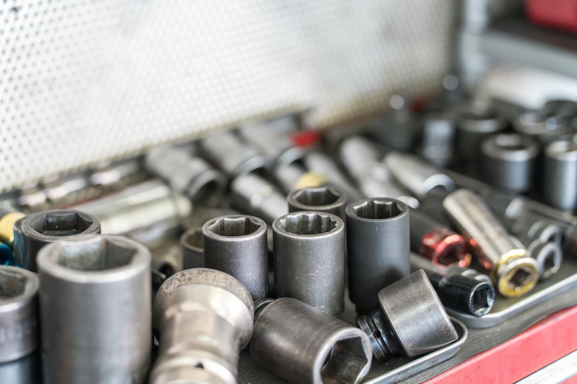 トレイに複数の工具が並べられている様子